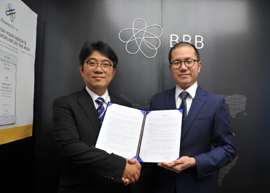 KT와 모바일 헬스케어 창업기업(스타트업)인 비비비는 만성질환 관리 서비스 제공을 위한 업무협약을 체결했다고 15일 밝혔다. 이날 서울시 강남구 BBB 사옥에서 소명 KT 융복합IoT사업팀장(왼쪽)과 김재식 BBB 이사가 협약 체결 후 협약서를 들어보이고 있다.   KT 제공